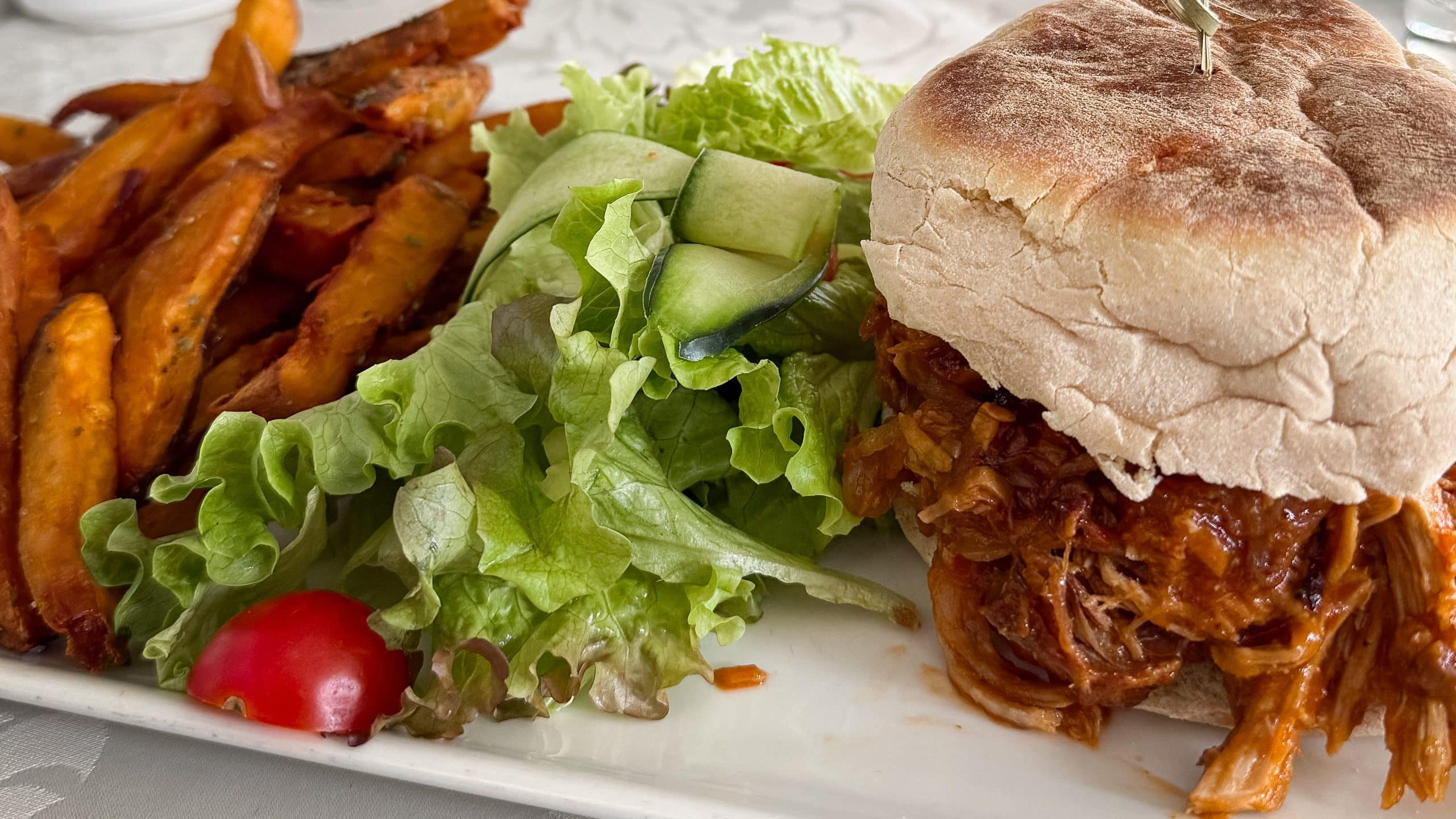 Ein Pulled-Pork-Burger in Bolo do Caco im Why Not?