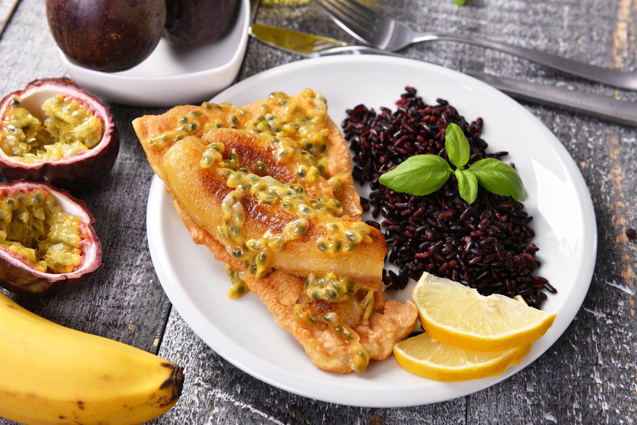 Schwarzer Degenfisch mit Banane