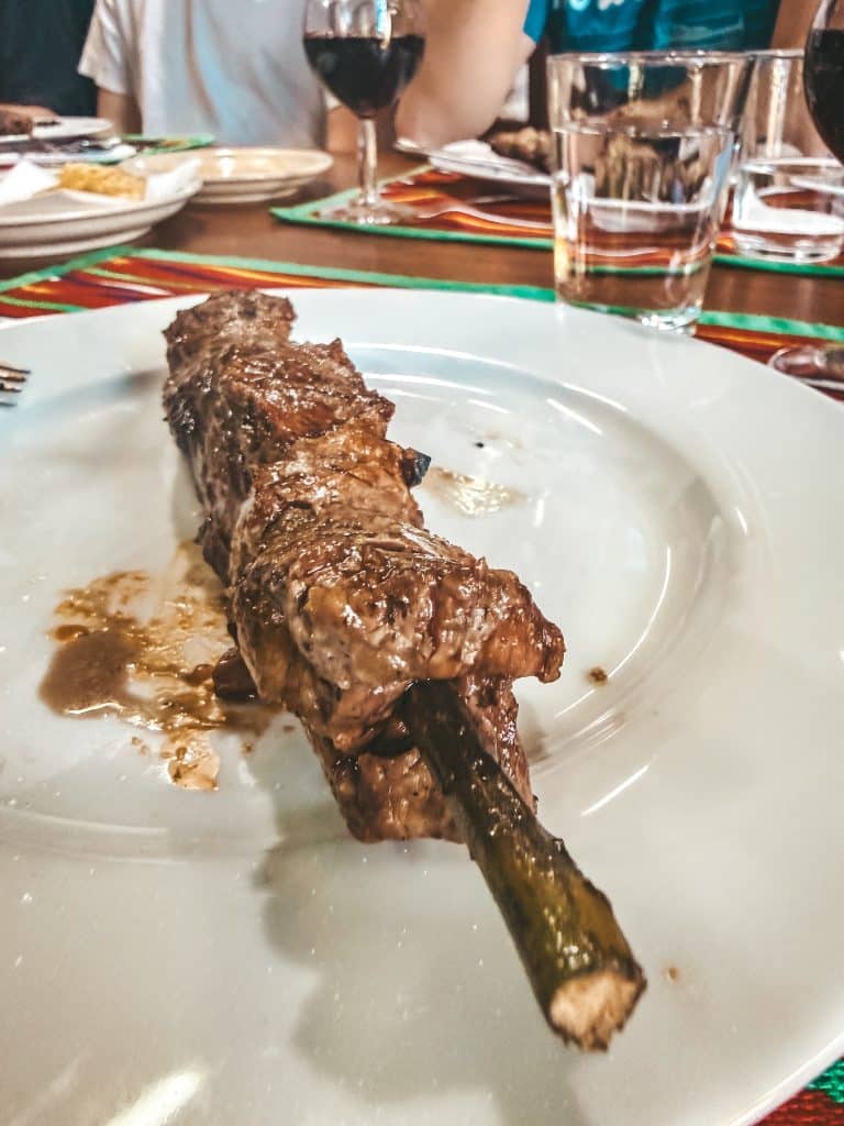 Original-Espetada, auf einem Lorbeerzweig gegrillt und mit Salz und Lorbeerblättern gewürzt