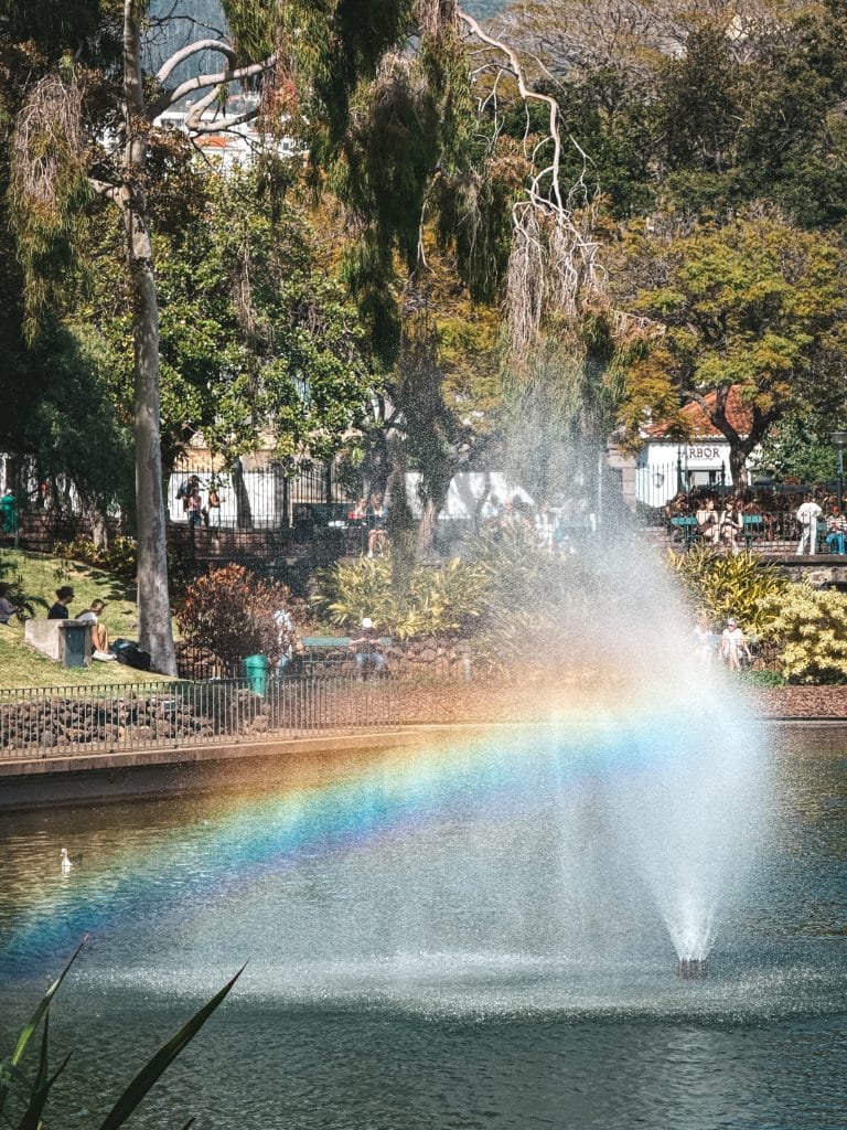 Ein Brunnen mit Regenbogen im Stadtpark von Funchal