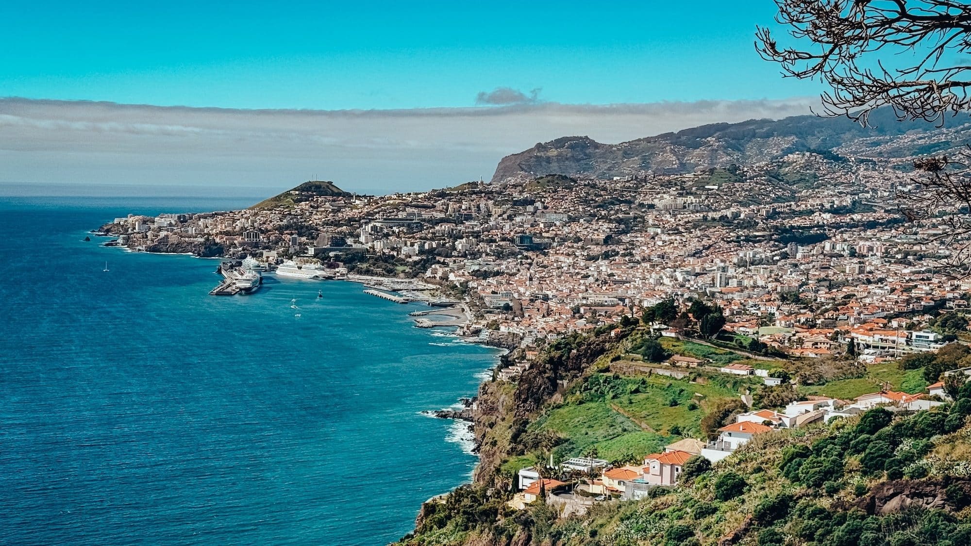 Panorama von Funchal von einem Aussichtspunkt über dem Ozean