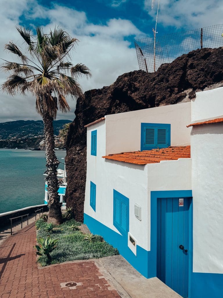 Ein weiß-blaues Häuschen an der Uferpromenade von Funchal