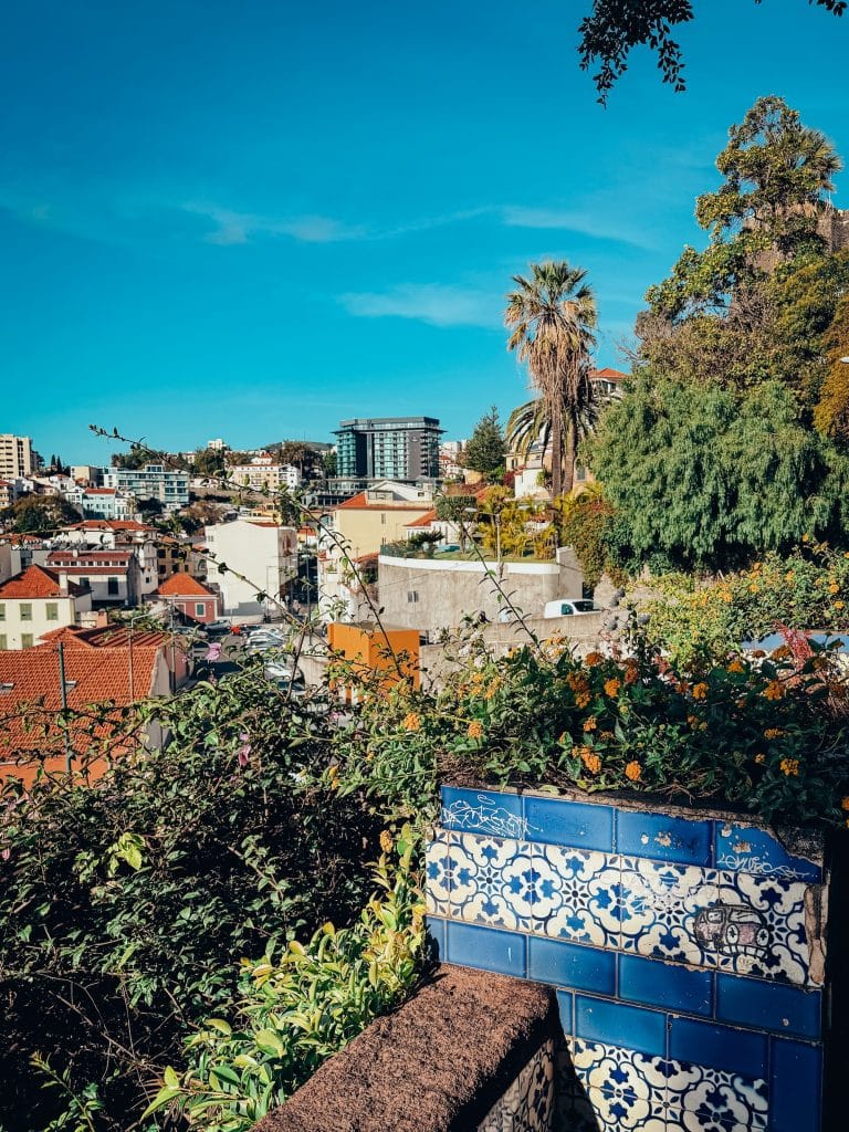 Eine Azulejo-Bank am Aussichtspunkt Quinta das Cruzes in Funchal