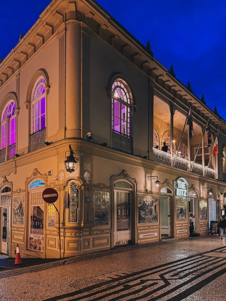 Ein historisches Gebäude mit Arkaden im Zentrum von Funchal in der Abenddämmerung
