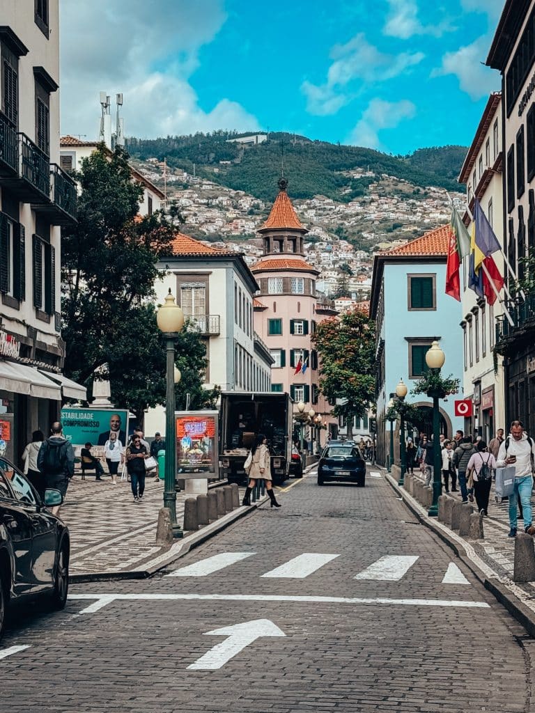 Eine Straße im Zentrum von Funchal mit Blick auf die Hänge über der Stadt