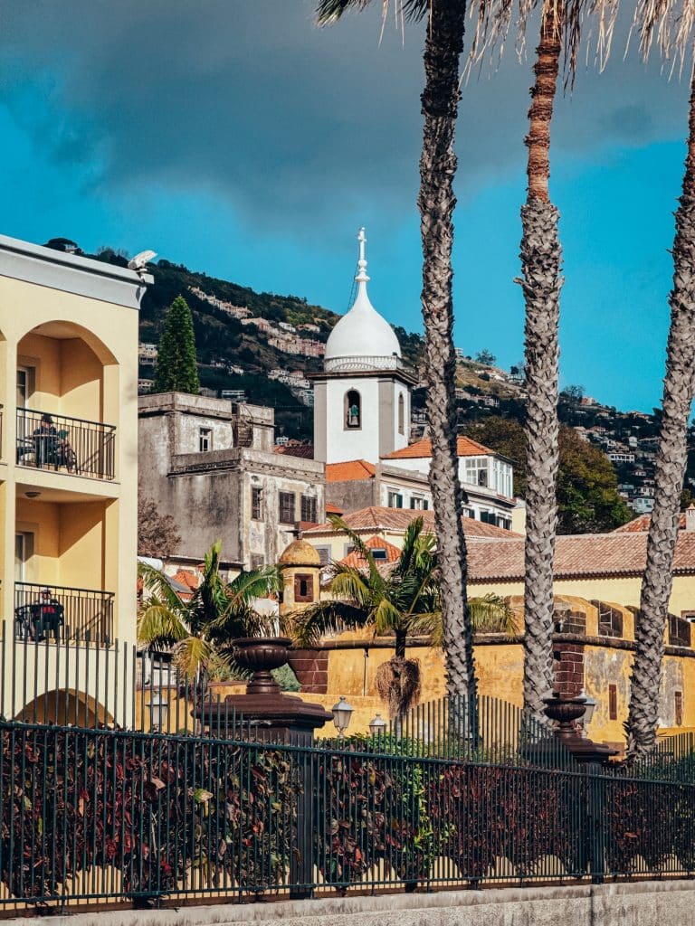Der Turm der Kirche Socorro über der Altstadt von Funchal