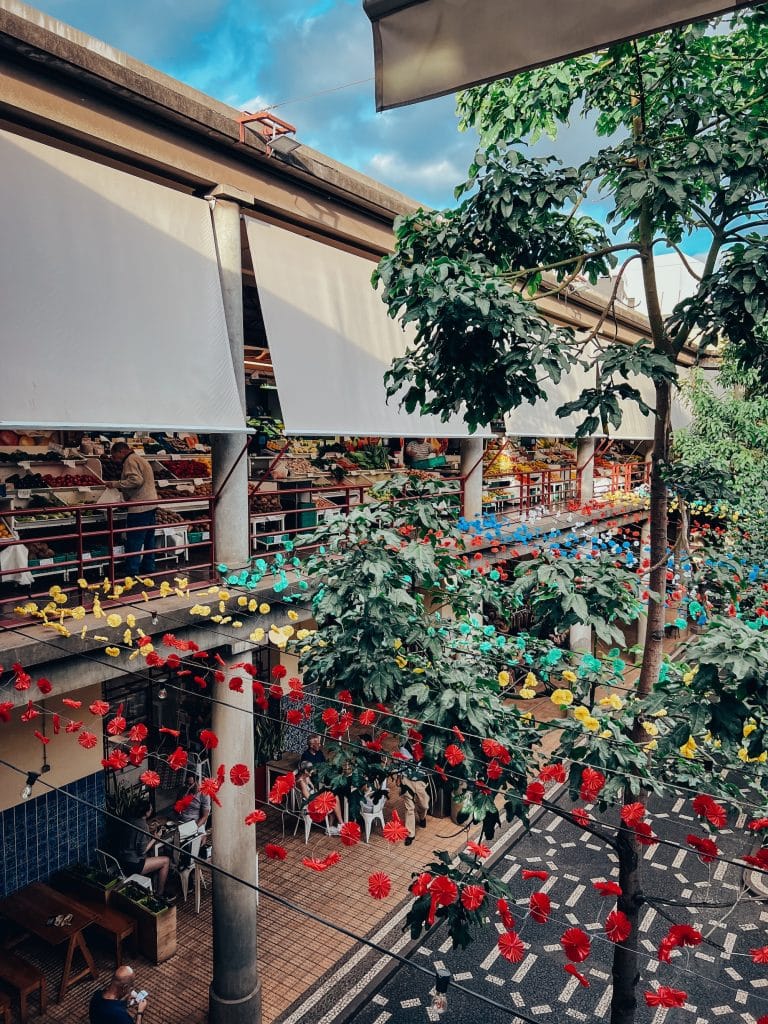 Der mit Blumen geschmückte Innenhof des Mercado dos Lavradores