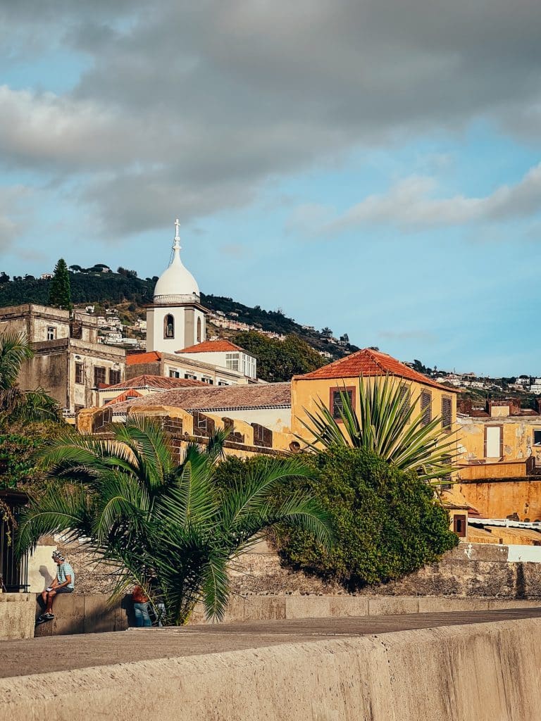 Die Altstadt von Funchal mit dem Turm der Kirche Socorro