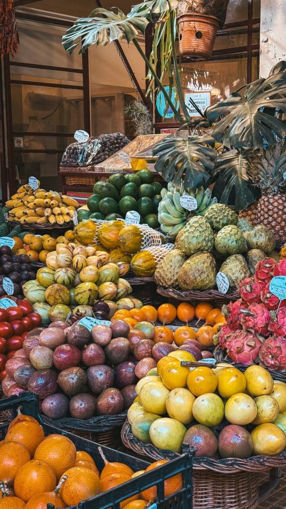 Ein Stand mit exotischen Früchten im Mercado dos Lavradores