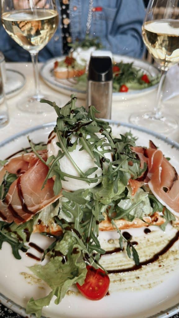 Ein Gericht mit Burrata und Schinken im Brunchology in Funchal