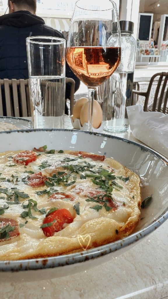 Ein Omelett mit Tomaten im Brunchology in Funchal