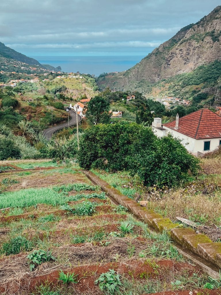 Eine Levada auf dem Weg nach Porto da Cruz