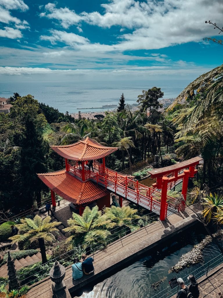 Der orientalische Garten des Monte Palace mit roten Pagoden, einem Torii-Tor und einem Teich vor dem Panorama von Funchal und dem Atlantik. Foto: Ewelina Podrez-Siama 2025