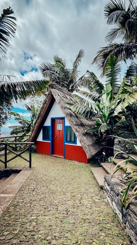 Nachbau eines traditionellen Santana-Hauses (casa de colmo) mit dreieckigem Strohdach auf dem Gelände des Monte Palace. Foto: Ewelina Podrez-Siama 2025