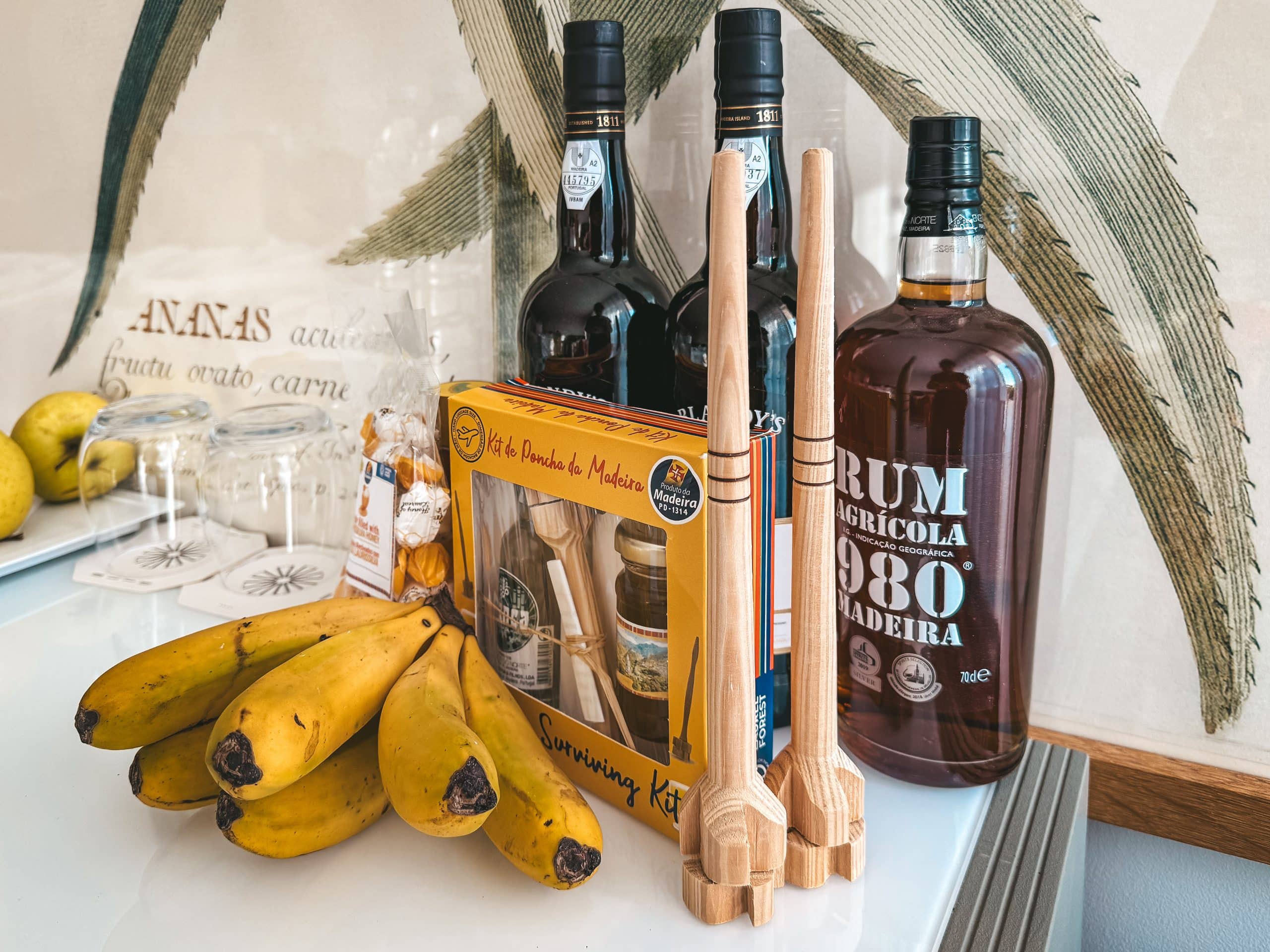 Souvenirs aus Madeira: Madeirawein, Rum agrícola, ein Poncha-Set und Bananen