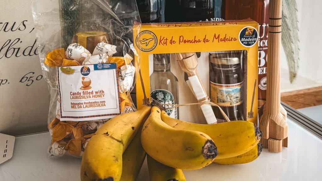 Souvenirs von Madeira, darunter ein kleines Poncha-Set