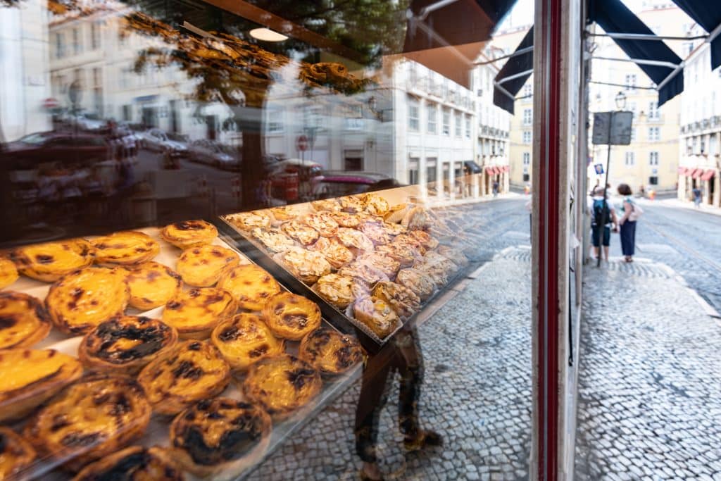 Pastéis de nata in einer Vitrine