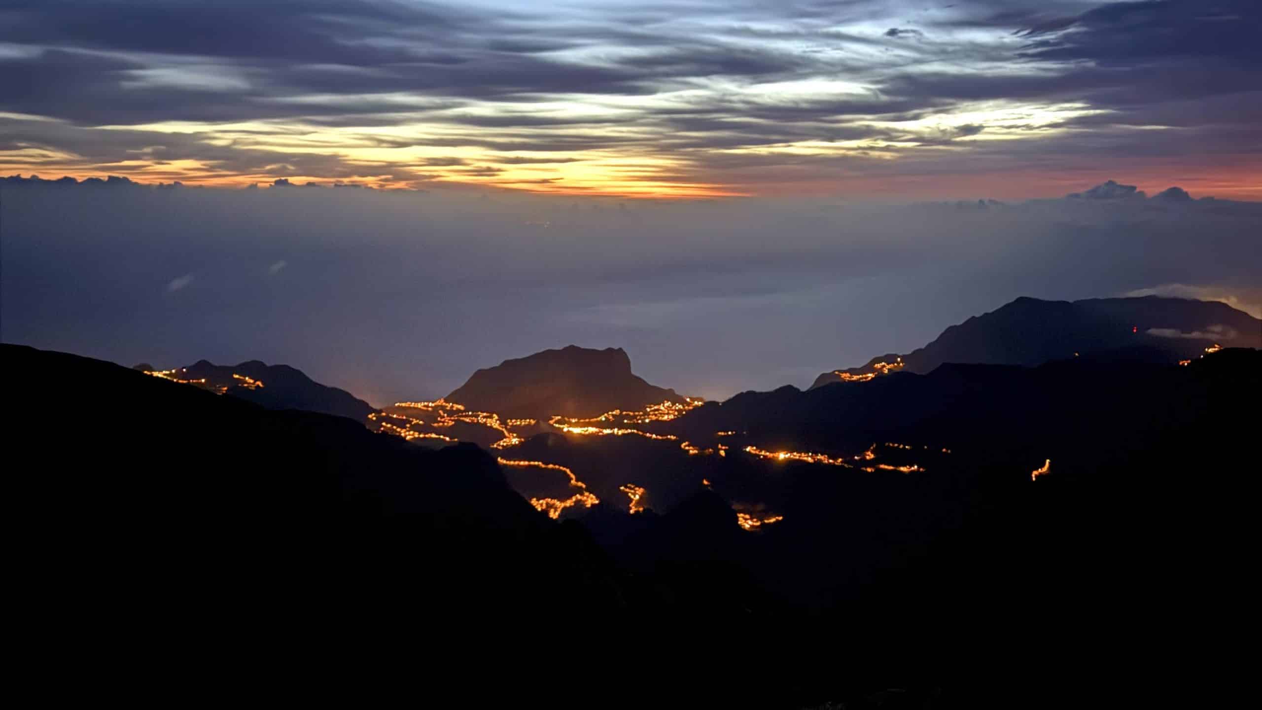 Erste Strahlen des Sonnenaufgangs am Pico do Arieiro