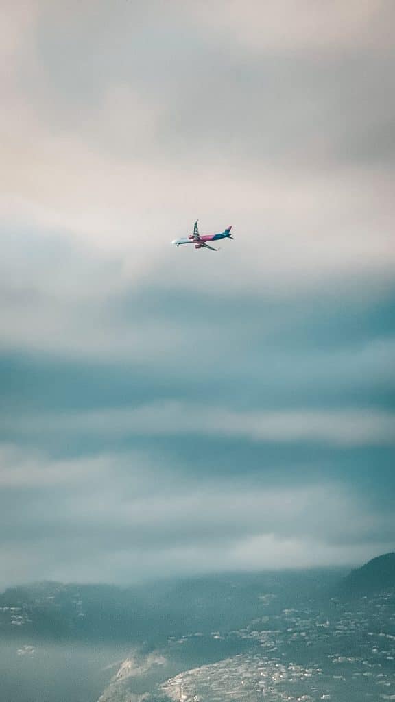 Ein Flugzeug im Landeanflug auf Madeira