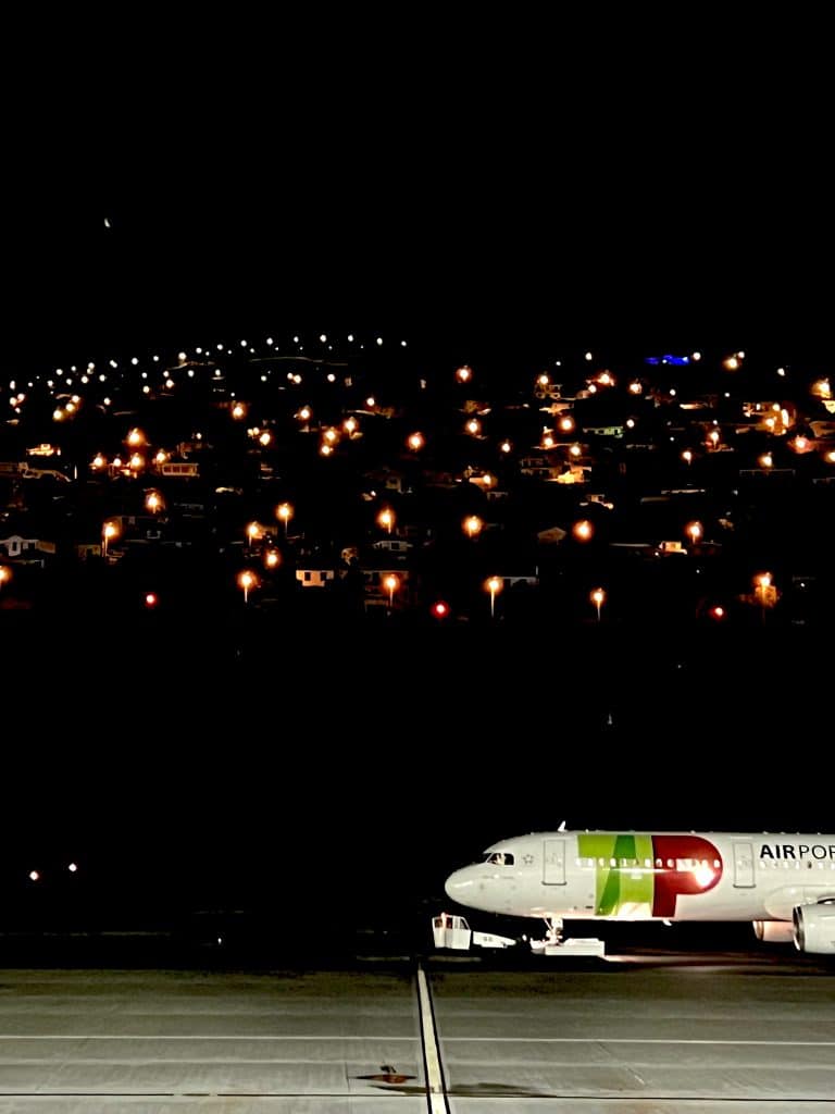 Die Aussichtsterrasse des Flughafens bei Nacht