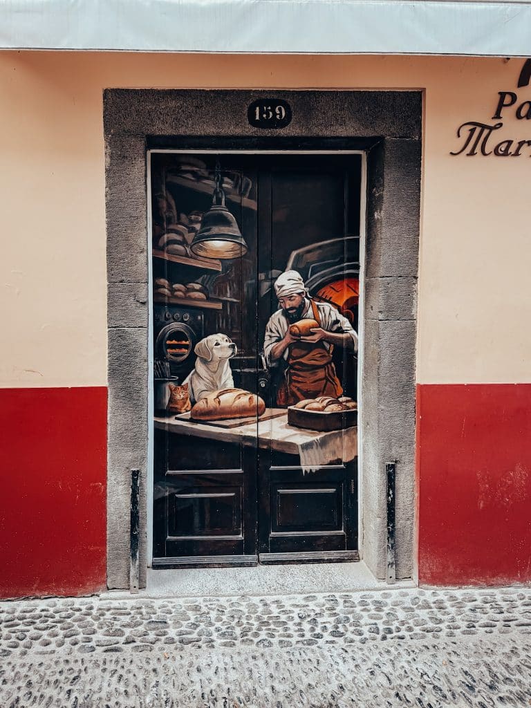 Eine bemalte Tür in der Rua de Santa Maria in Funchal