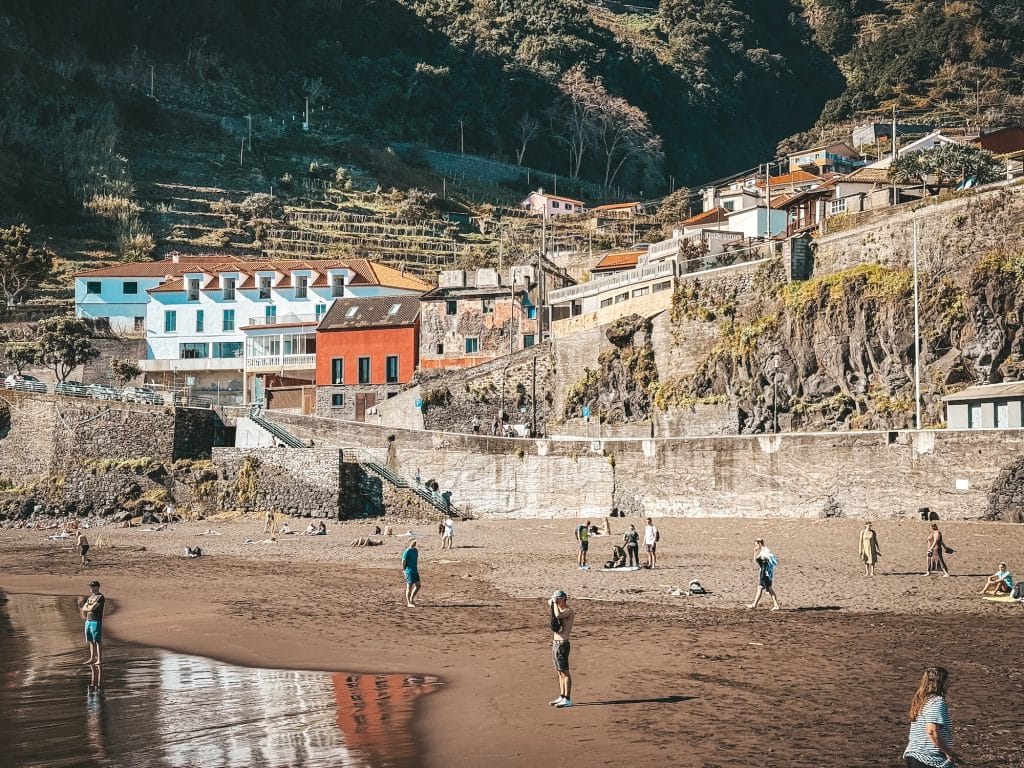 Blick auf den schwarzen Strand von Seixal