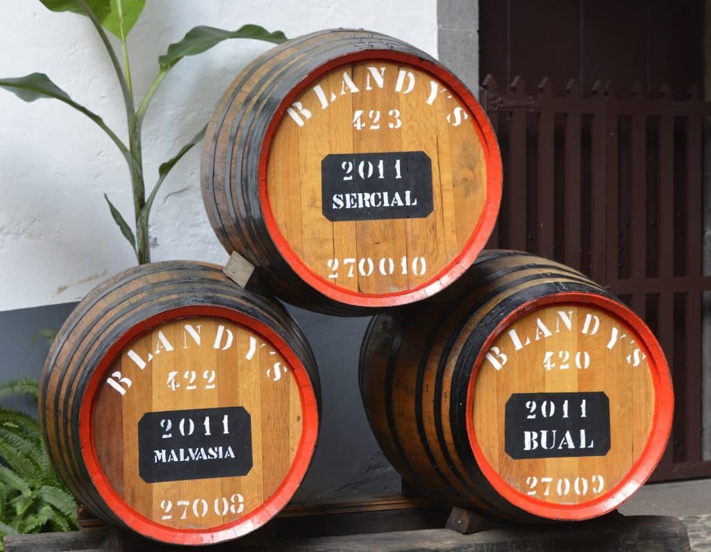 Fässer mit Madeirawein in der Blandy’s Wine Lodge in Funchal