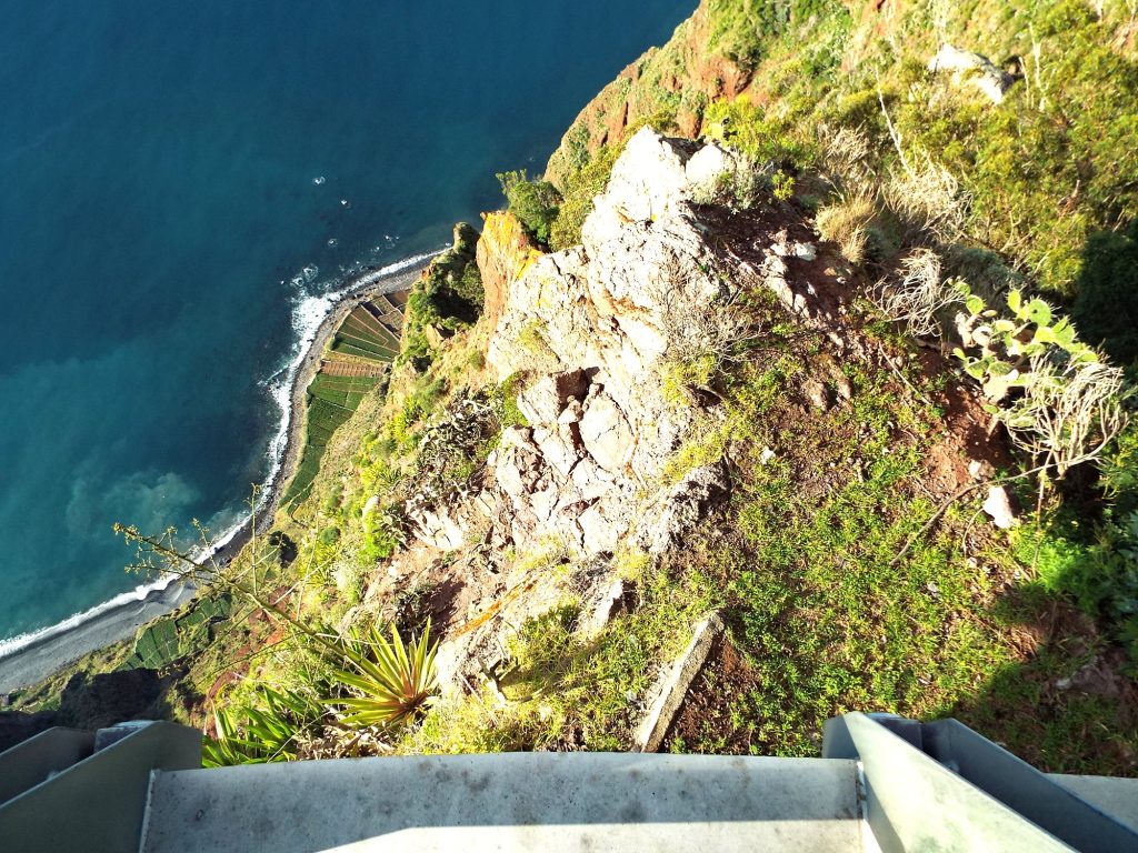 Die Felswand des Cabo Girão und der Ozean vom Rand der Plattform aus