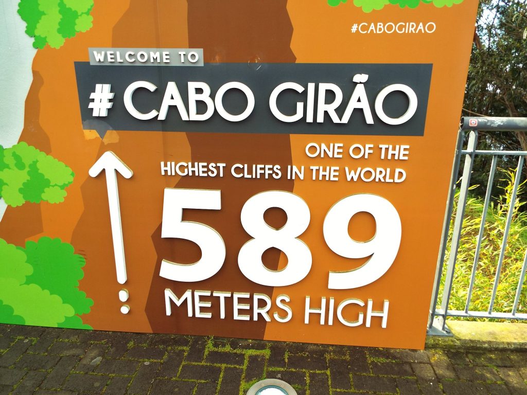 Willkommensschild am Cabo Girão mit der Angabe 589 Meter Höhe