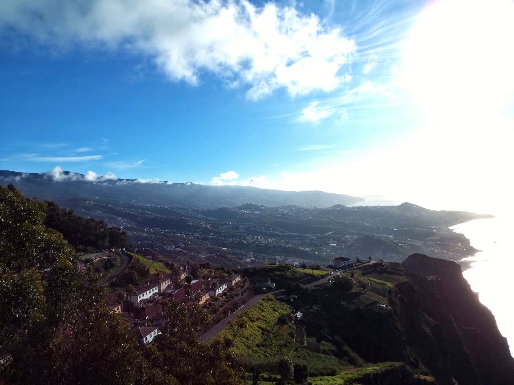 Blick vom Cabo Girão entlang der Südküste Madeiras Richtung Funchal