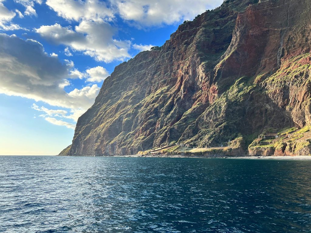 Die Klippe Cabo Girão vom Ozean aus