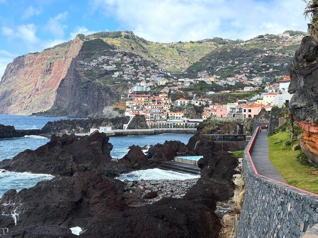 Die Klippe Cabo Girão von der Promenade in Câmara de Lobos aus