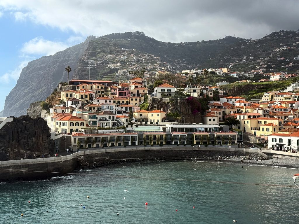 Die Bucht von Câmara de Lobos mit der Klippe Cabo Girão unter Wolken