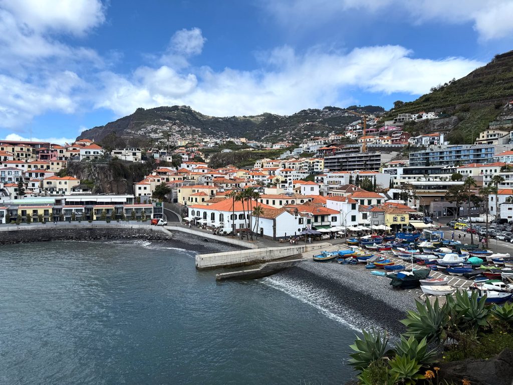 Hafen und Häuser von Câmara de Lobos über der Bucht