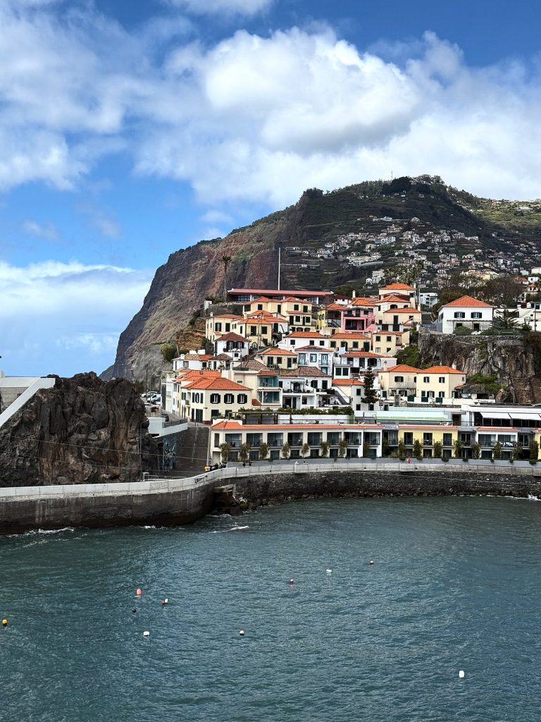 Häuser von Câmara de Lobos auf dem Fels über der Bucht