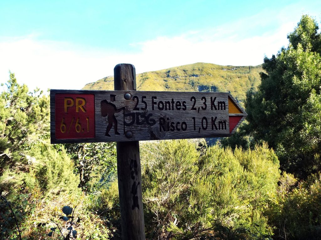 Wegweiser: 25 Fontes 2,3 km und Risco 1,0 km