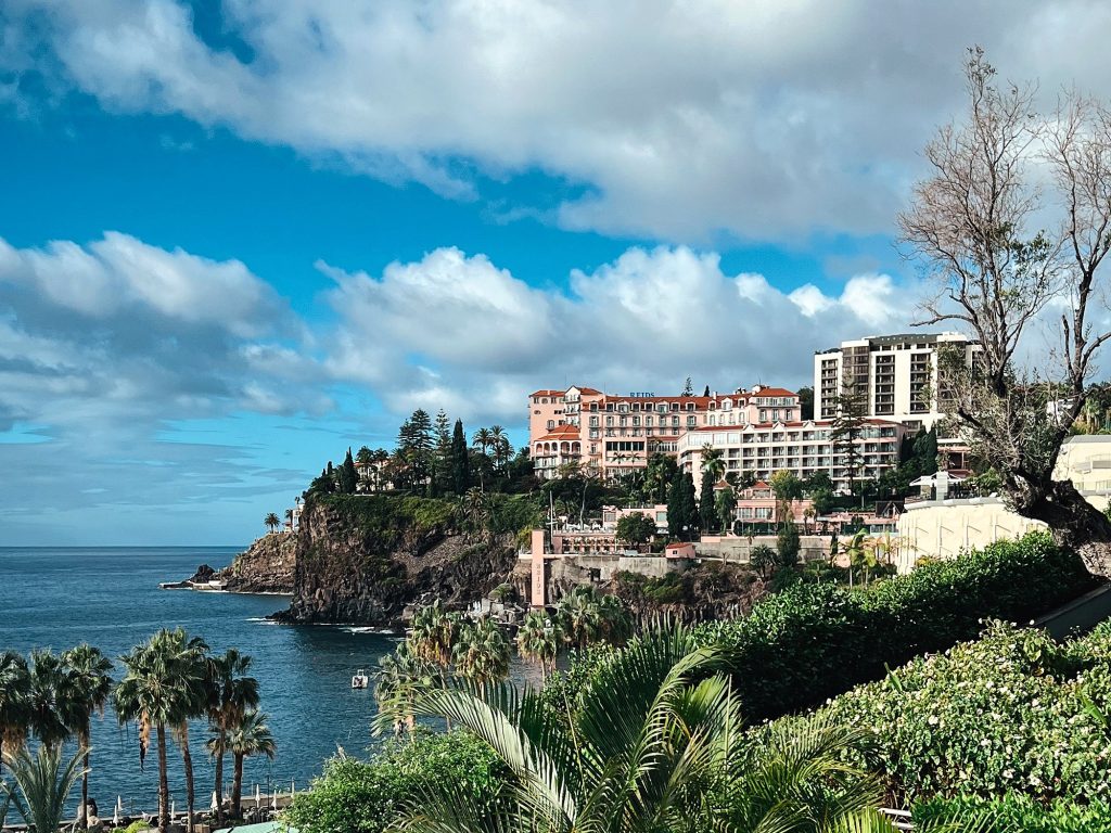 Hotels auf den Klippen über dem Ozean im Westen von Funchal