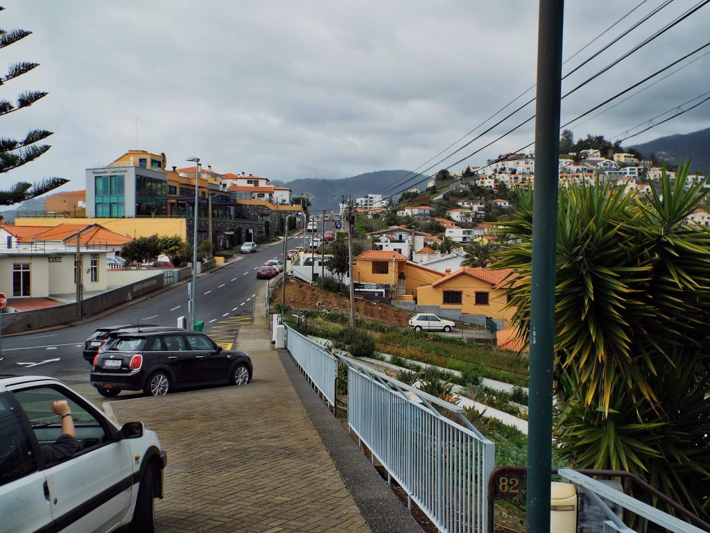 Geparkte Autos in einer steilen Straße in Funchal