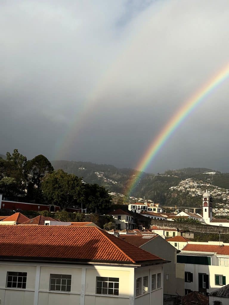 Ein Regenbogen über den Dächern von Funchal