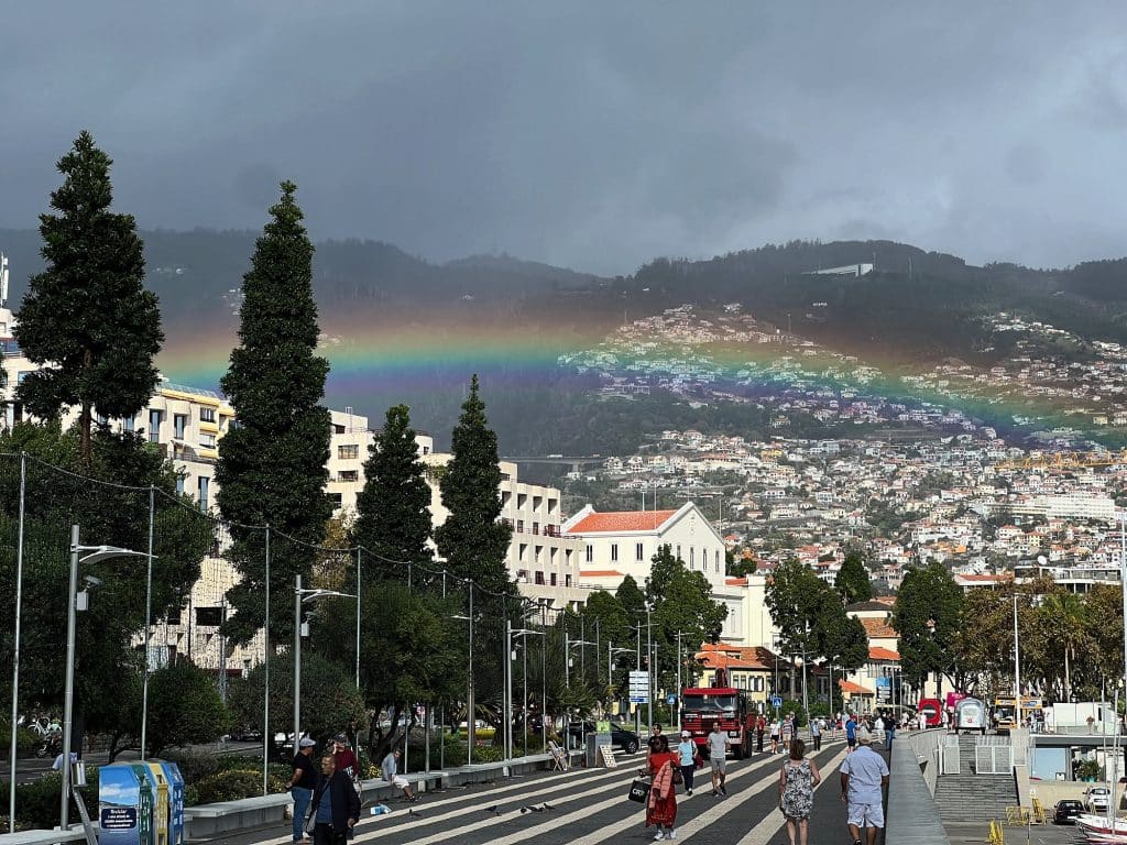 Regenbogen über Funchal, von der Promenade am Hafen aus gesehen