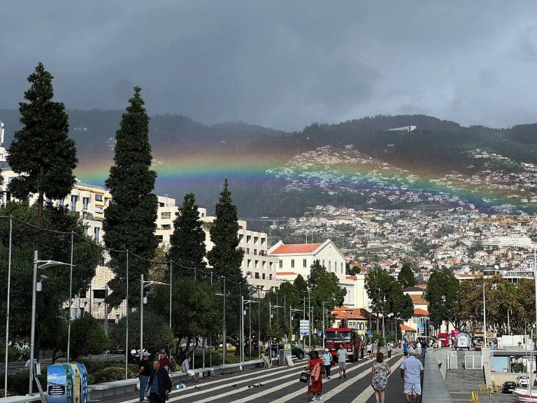 Regenbogen über Funchal, gesehen von der Promenade am Hafen