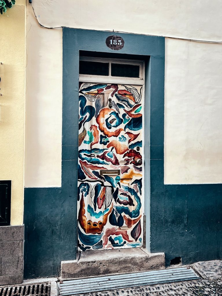 Bemalte Tür in der Zona Velha, der Altstadt von Funchal