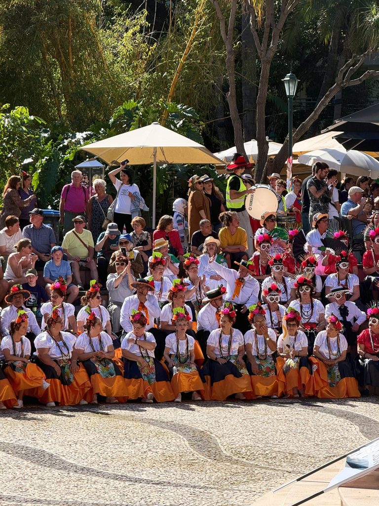 Kinder in Karnevalskostümen auf den Rängen des Amphitheaters im Stadtgarten von Funchal