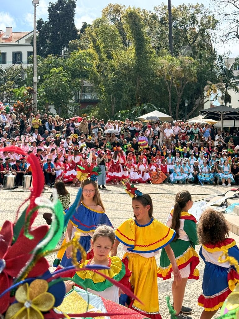 Kinder in bunten Karnevalskostümen im Stadtgarten von Funchal