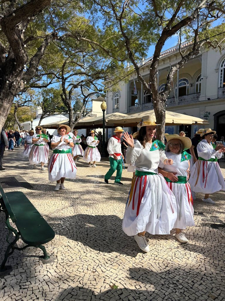 Frauen in einem Karnevalsumzug in weißen Kostümen mit rot-grünen Röcken in Funchal