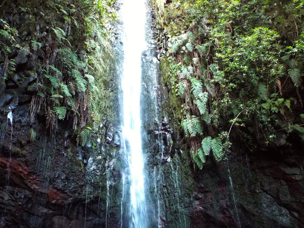 Hoher Wasserfall bei 25 Fontes am Wanderweg PR6 Levada das 25 Fontes