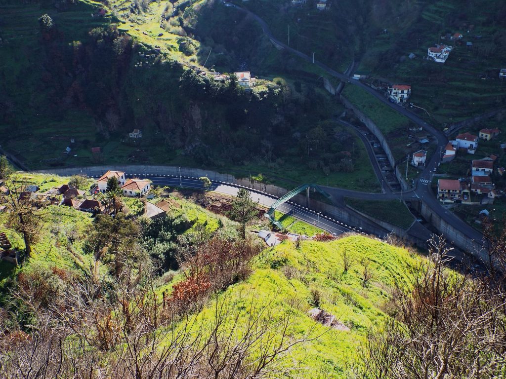 Straßen und ein Viadukt in einem Bergtal auf Madeira