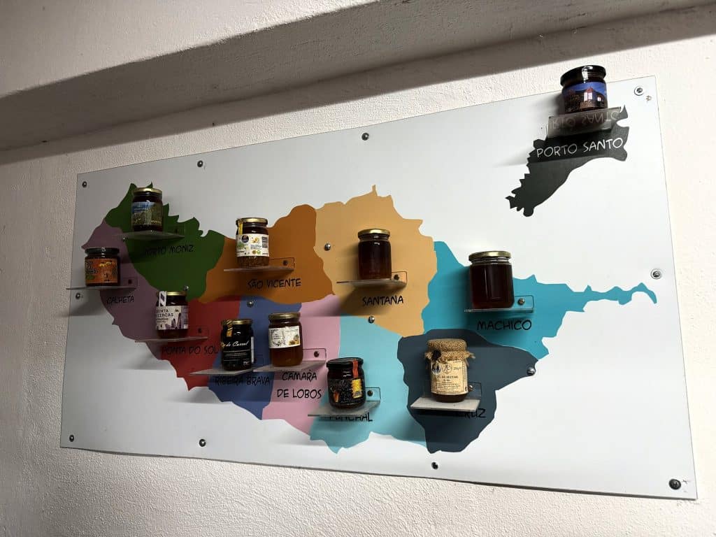 Karte von Madeira mit Honiggläsern aus verschiedenen Gemeinden im Museu do Mel