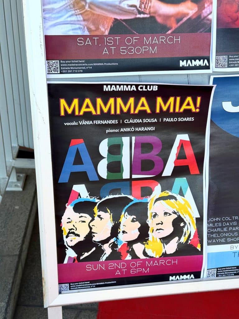 Ein buntes Konzertplakat „Mamma Mia!“ mit dem Schriftzug ABBA und vier gezeichneten Gesichtern, ausgestellt im Museum MAMMA