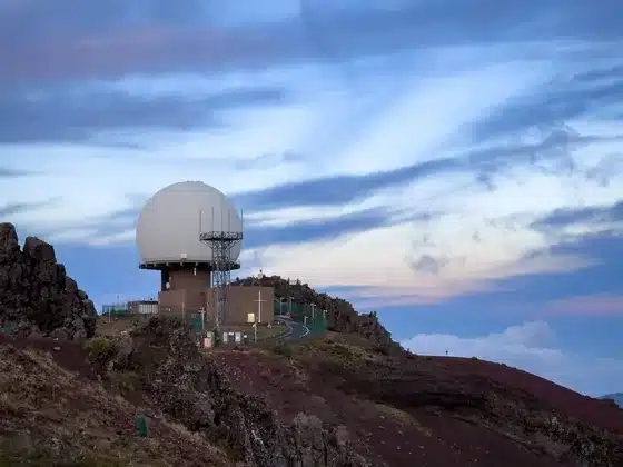 Morgendämmerung auf dem Pico do Arieiro, die weiße Radarkuppel vor den Wolken